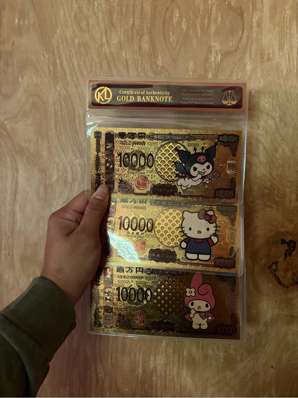 Gold Novelty 10000 Banknote Set with Hello Kitty Characters - Gold